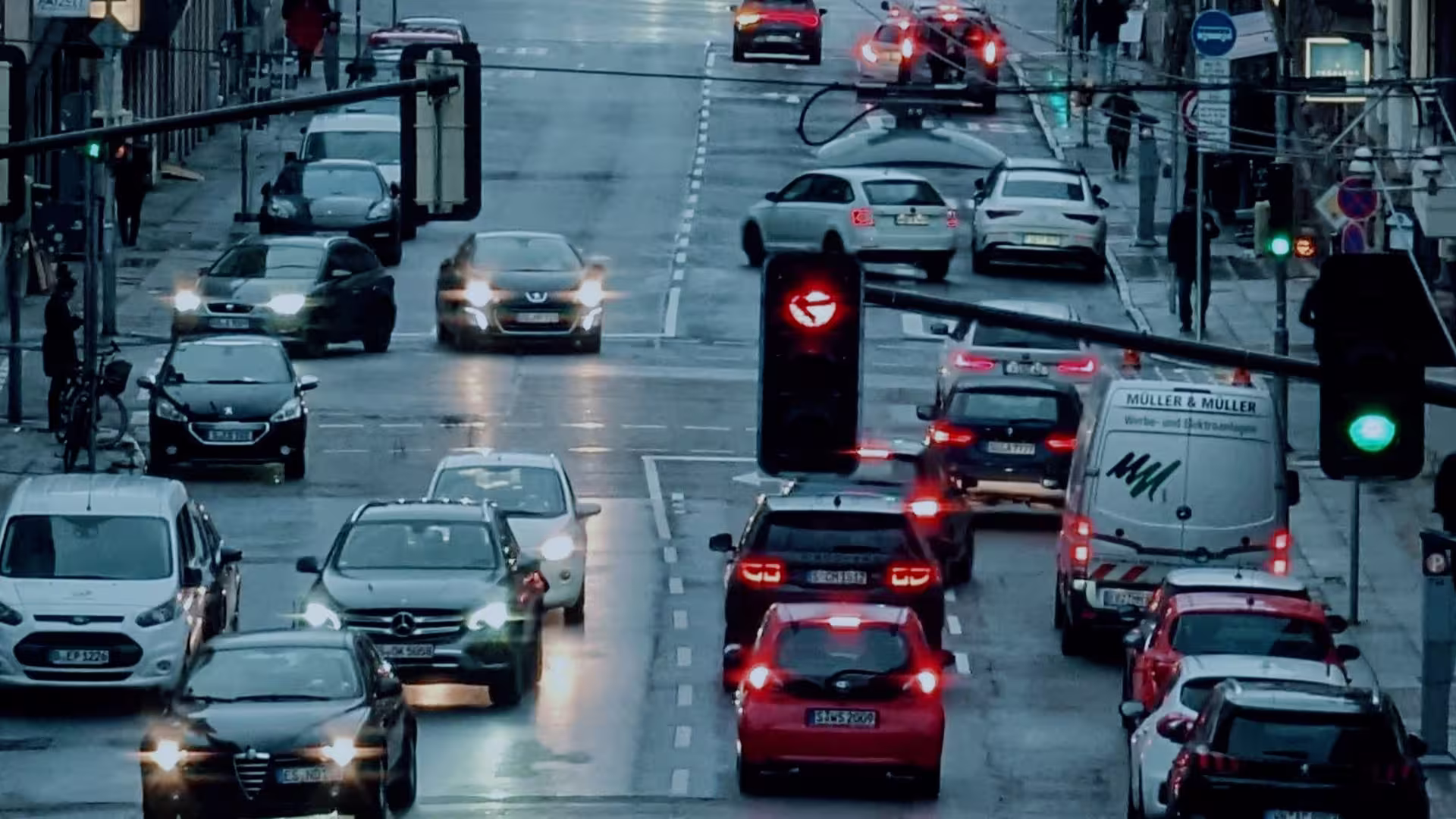 Stadtverkehr in Stuttgart mit dichtem Verkehrsaufkommen an einer Kreuzung